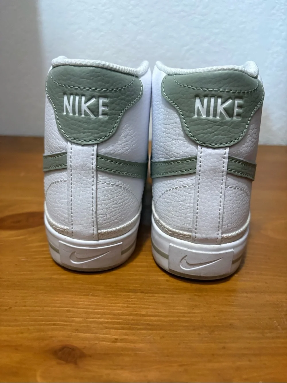 WOMEN'S NIKE COURT LEGACY MID NEXT NATURE SNEAKERS